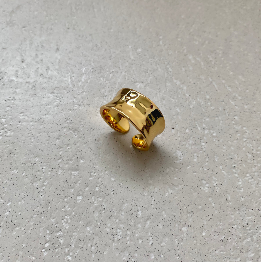 Elevate your daily wear with LC Studio's beautiful adjustable ring. Crafted from 18 karat gold-plated copper, this elegant and bold ring is a must-have accessory.