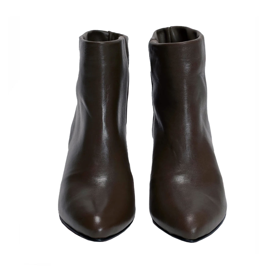 Elevate your wardrobe with these luxurious Stiletto Soft Calf Coffee Brown boots from Anonymous Copenhagen. Made with 100% Italian calf leather and a specially developed Thunit sole, these boots are both stylish and comfortable.