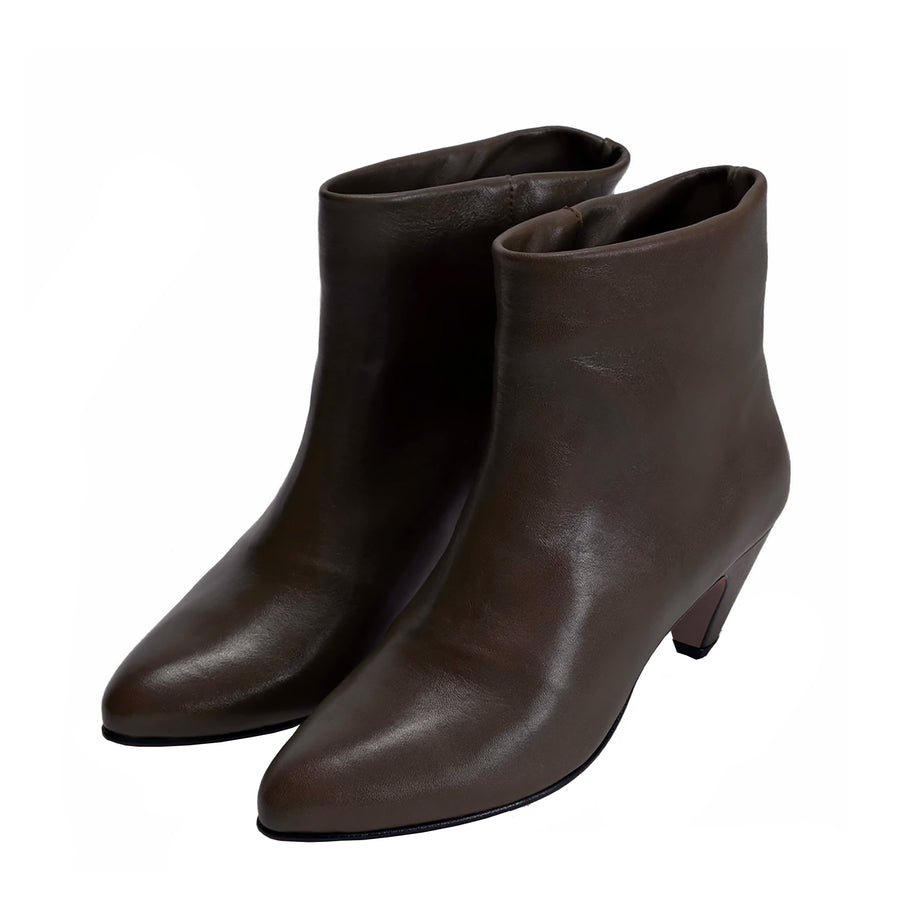 Elevate your wardrobe with these luxurious Stiletto Soft Calf Coffee Brown boots from Anonymous Copenhagen. Made with 100% Italian calf leather and a specially developed Thunit sole, these boots are both stylish and comfortable.